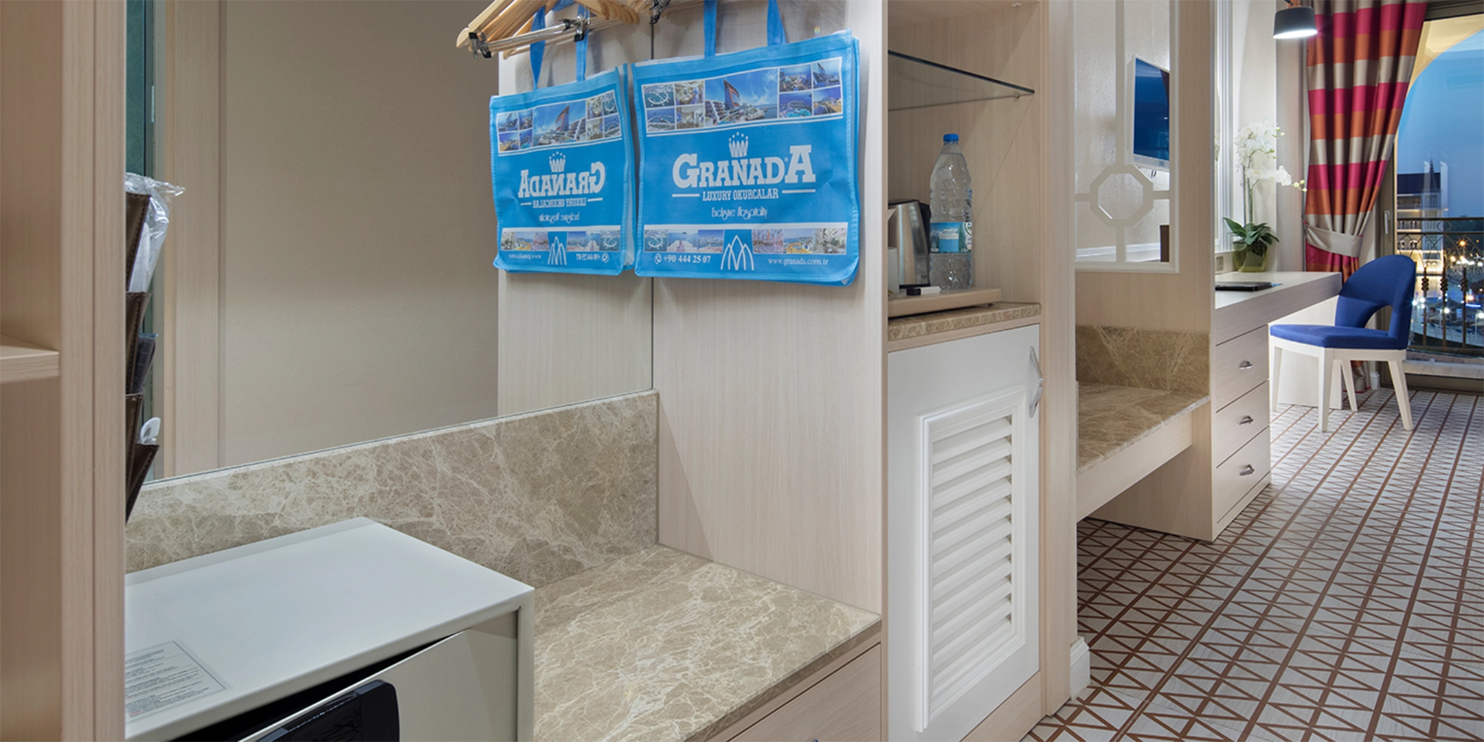 Standart Kara Manzaralı Oda - Dolap ve Minibar